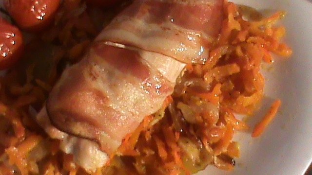 Rulada de pui in manta de bacon