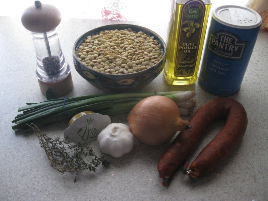 Sopa de lentilhas com chourico (Supa de linte  cu carnat)