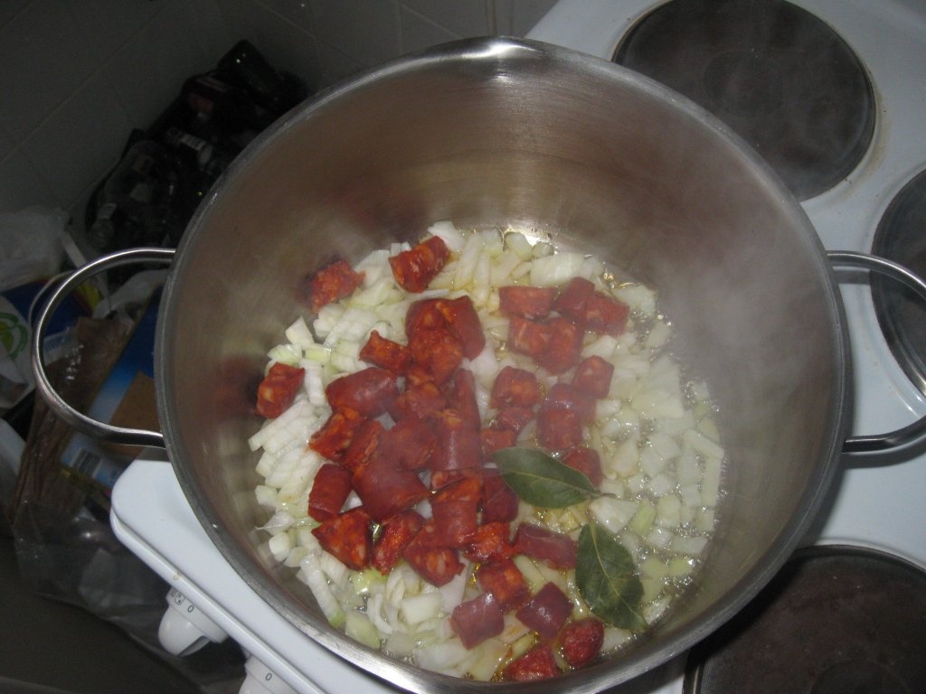 Sopa de lentilhas com chourico (Supa de linte  cu carnat)