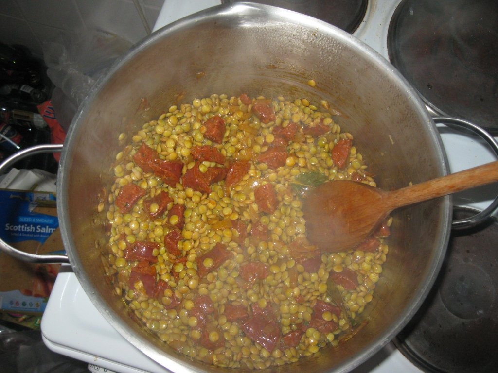 Sopa de lentilhas com chourico (Supa de linte  cu carnat)