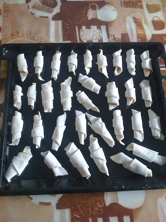 Cornulete cu dulceata de piersici