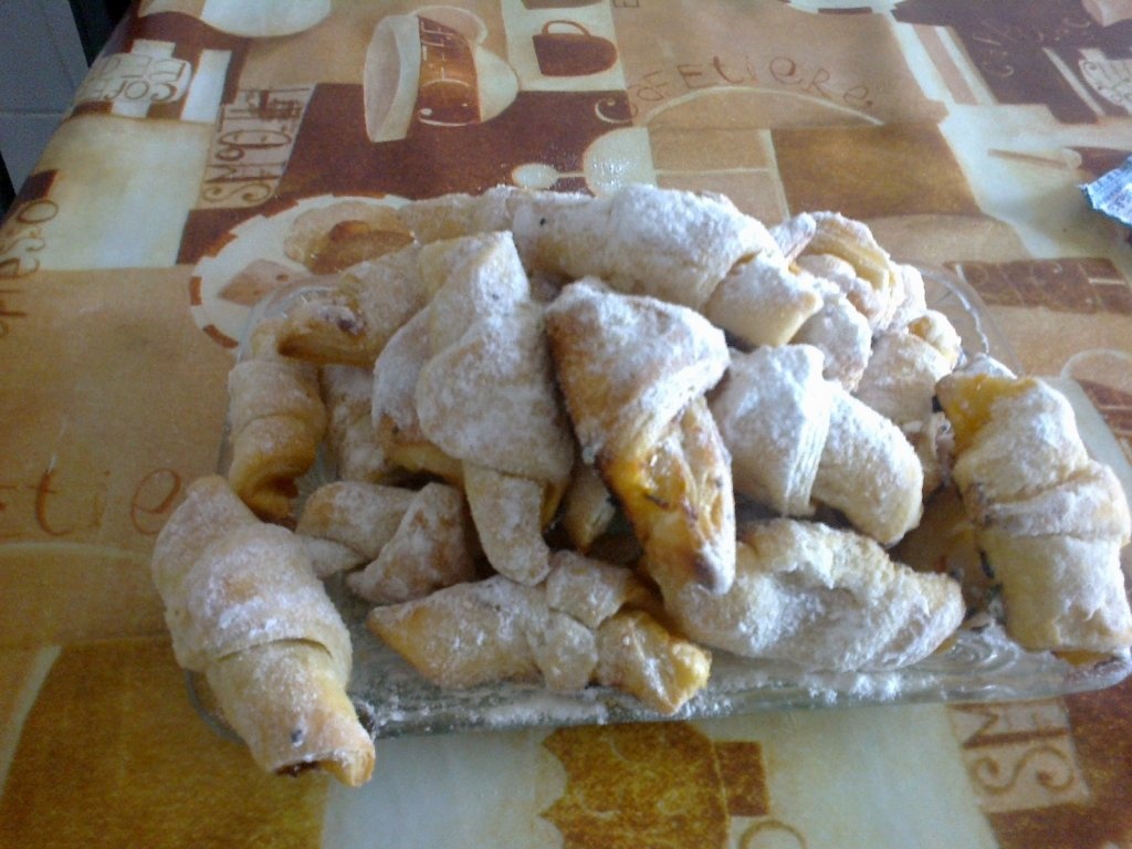 Cornulete cu dulceata de piersici