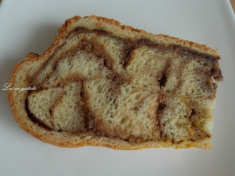 Cozonac floare, cu nuca si gem de prune