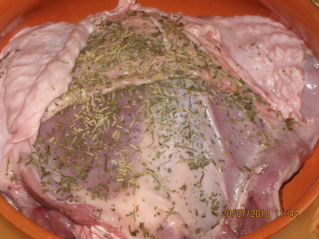 Pulpa de curcan cu ierburi aromate in vas roman