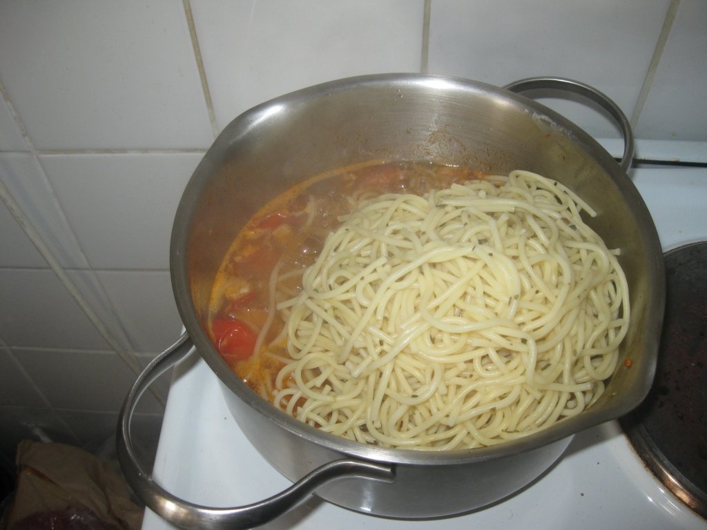 Spaghete picante cu carne(Esparguete picante com carne grilhada)