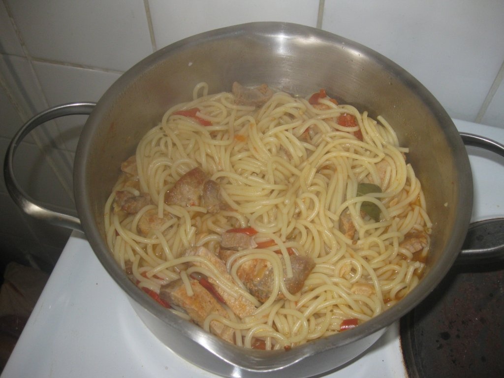 Spaghete picante cu carne(Esparguete picante com carne grilhada)