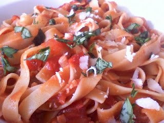 Tagliatelle picante cu bacon, usturoi si parmesan