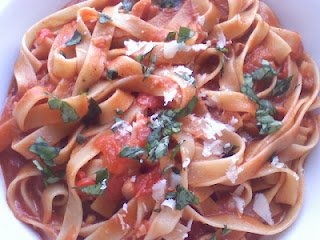 Tagliatelle picante cu bacon, usturoi si parmesan