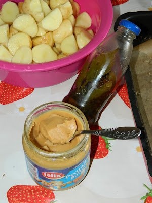 Cartofi noi cu unt de arahide si rozmarin la cuptor