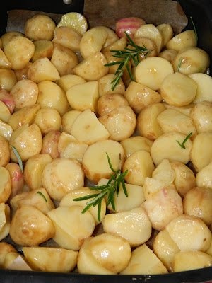 Cartofi noi cu unt de arahide si rozmarin la cuptor