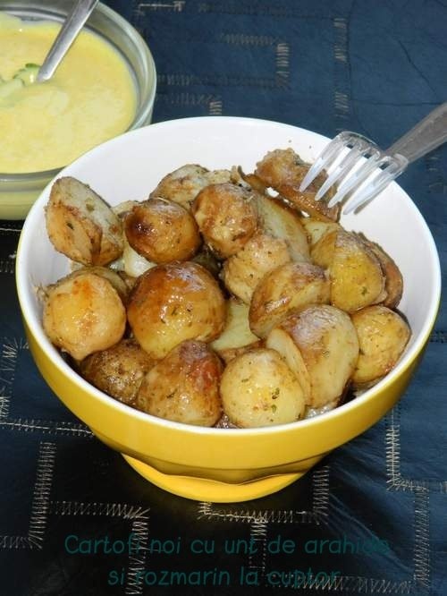 Cartofi noi cu unt de arahide si rozmarin la cuptor