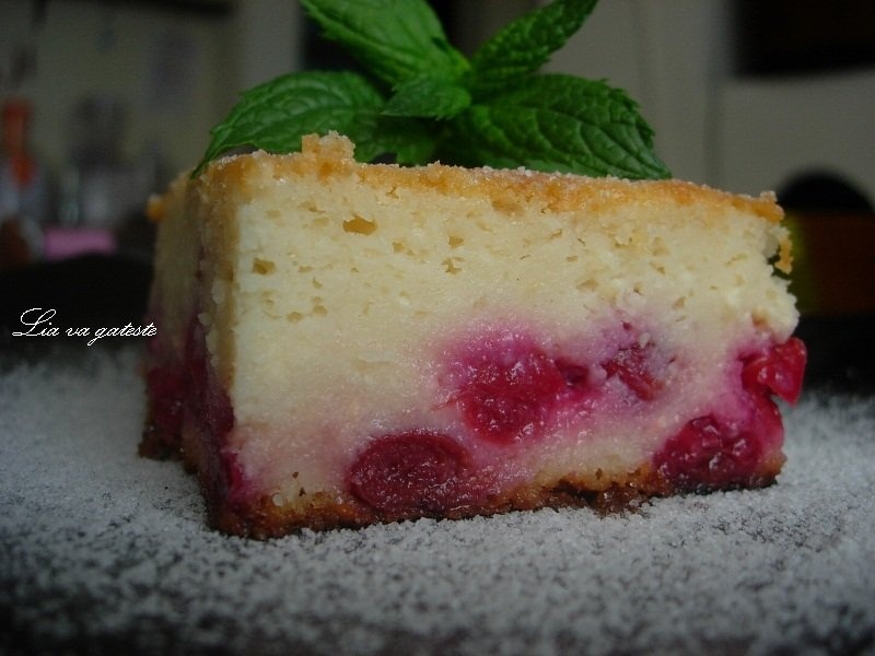 Prajitura turnata, cu branza dulce si visine