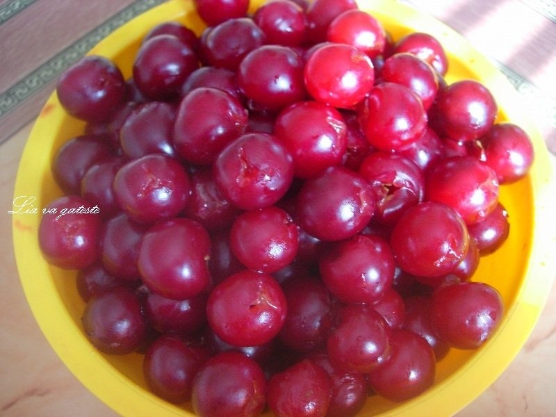 Prajitura turnata, cu branza dulce si visine