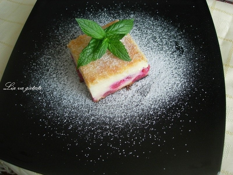 Prajitura turnata, cu branza dulce si visine