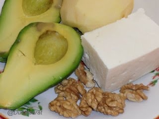 Salata cu avocado si telemea de vaca