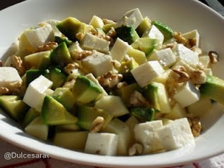 Salata cu avocado si telemea de vaca