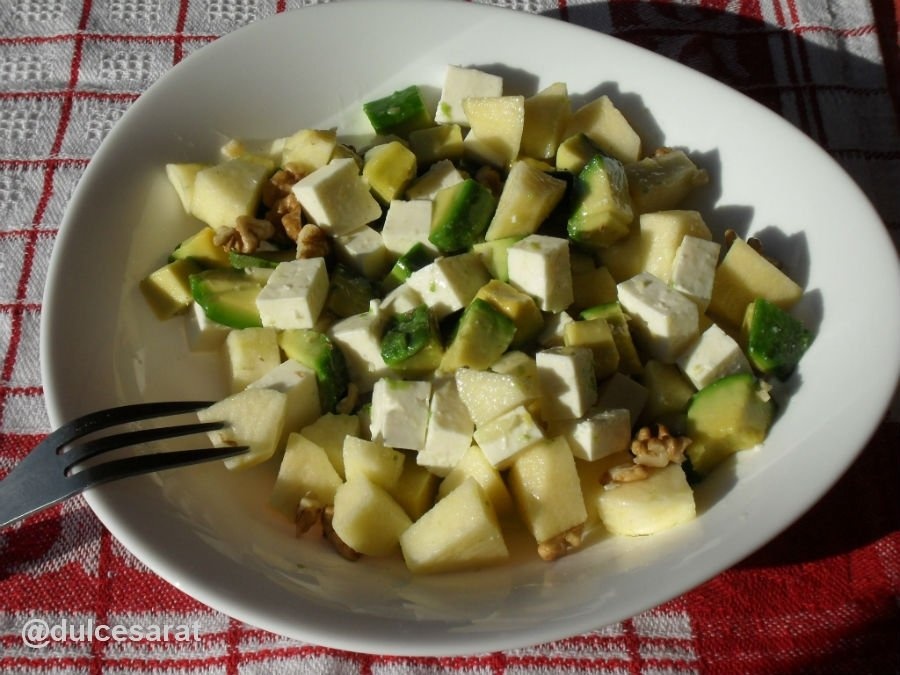 Salata cu avocado si telemea de vaca