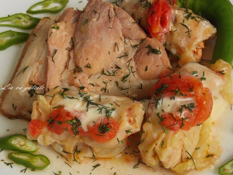 Sarmale cu varza dulce si afumatura