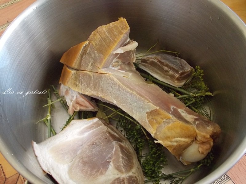 Sarmale cu varza dulce si afumatura