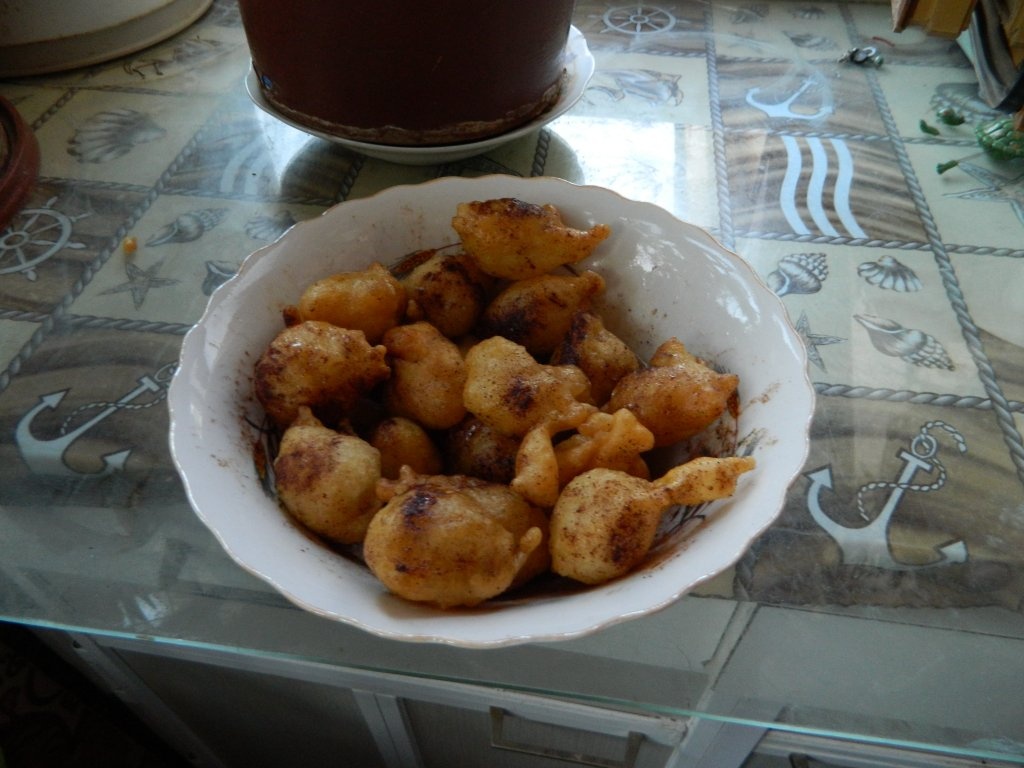 Gogosi grecesti cu sirop de miere si pudrate cu scortisoara