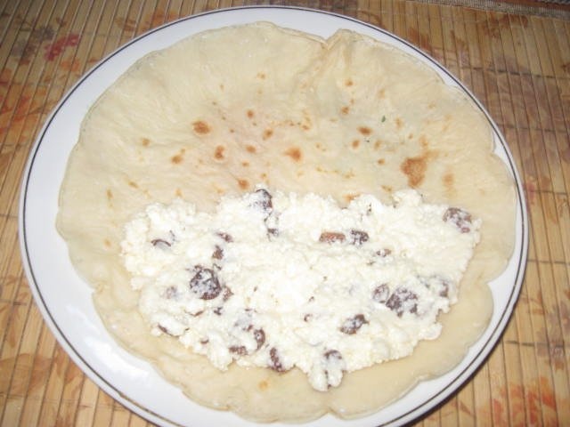 Clatite cu branza dulce si stafide prajite