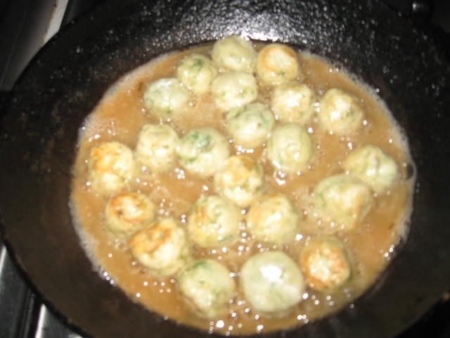 Salata de crochete de peste cu ceapa si sos de maioneza- Reteta casei