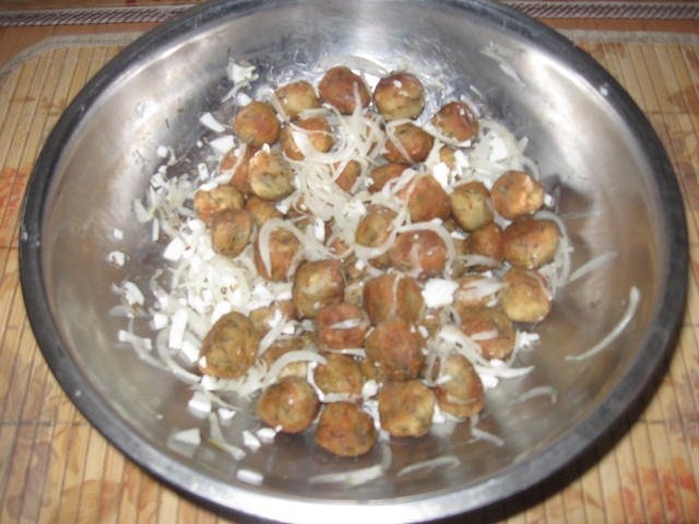 Salata de crochete de peste cu ceapa si sos de maioneza- Reteta casei