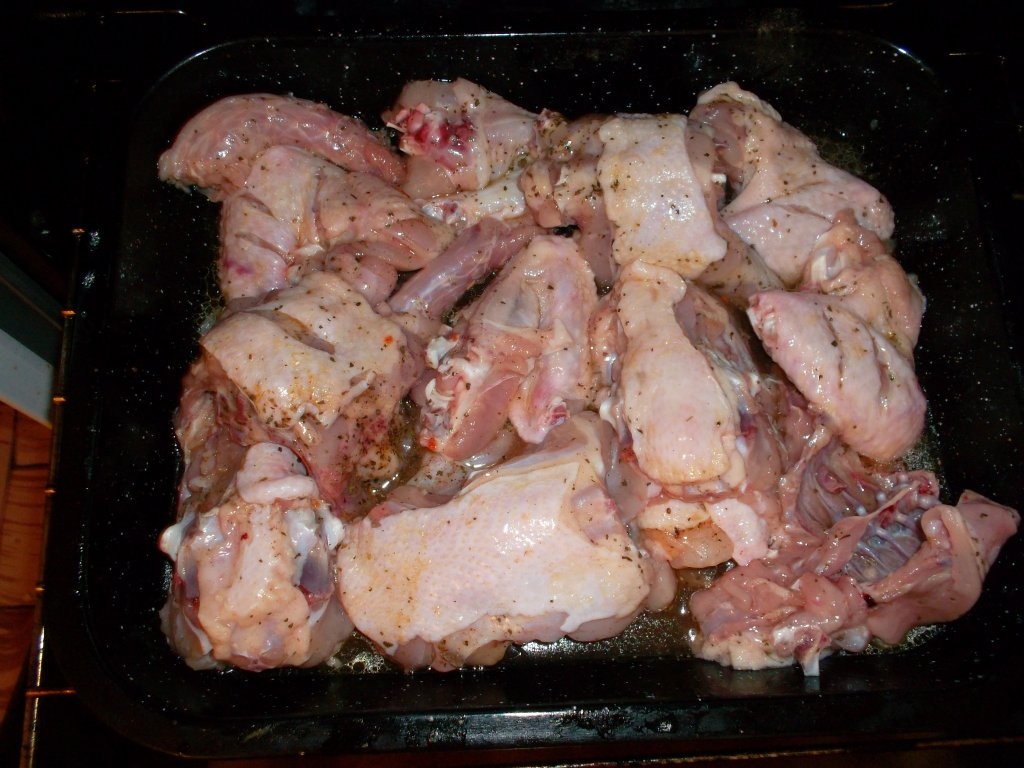 Pui intreg la cuptor cu piure de cartofi si sos de rosii