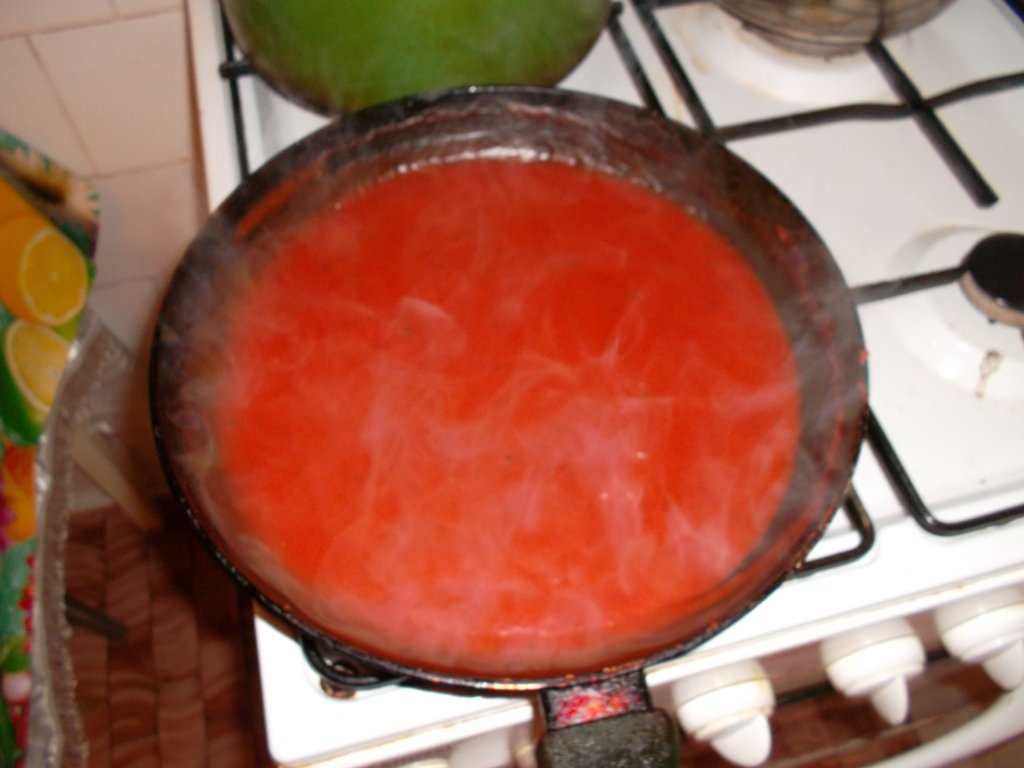 Pui intreg la cuptor cu piure de cartofi si sos de rosii