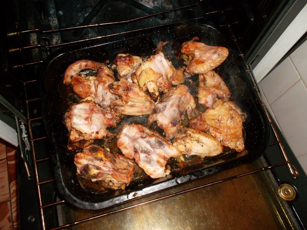 Pui intreg la cuptor cu piure de cartofi si sos de rosii