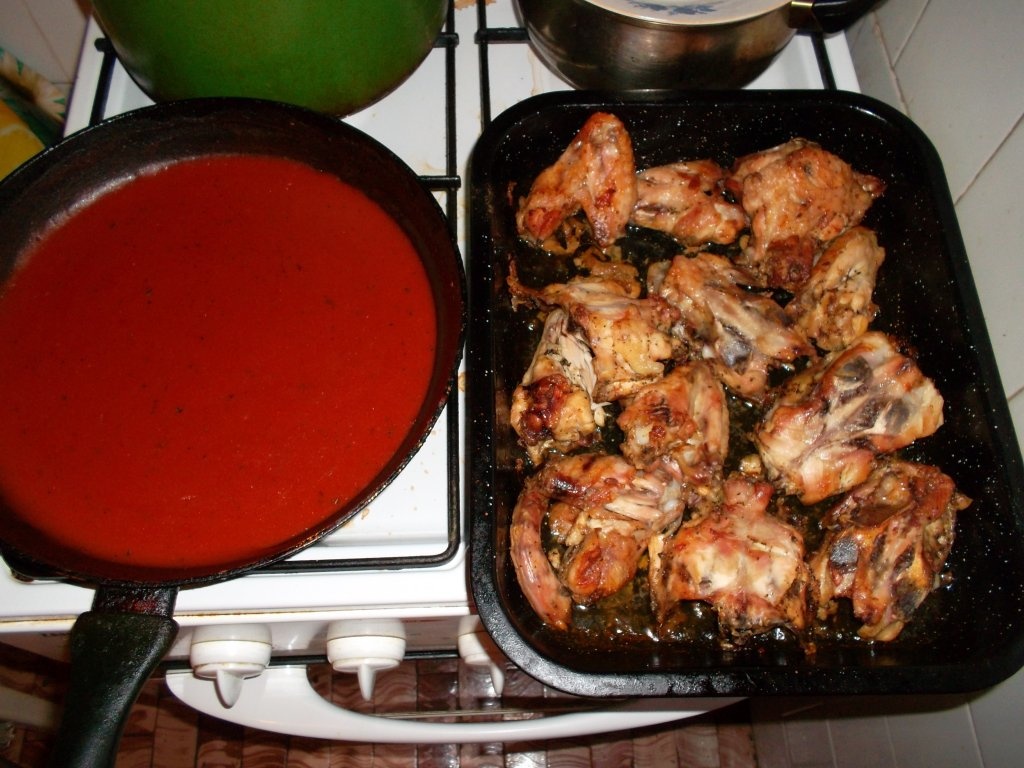 Pui intreg la cuptor cu piure de cartofi si sos de rosii