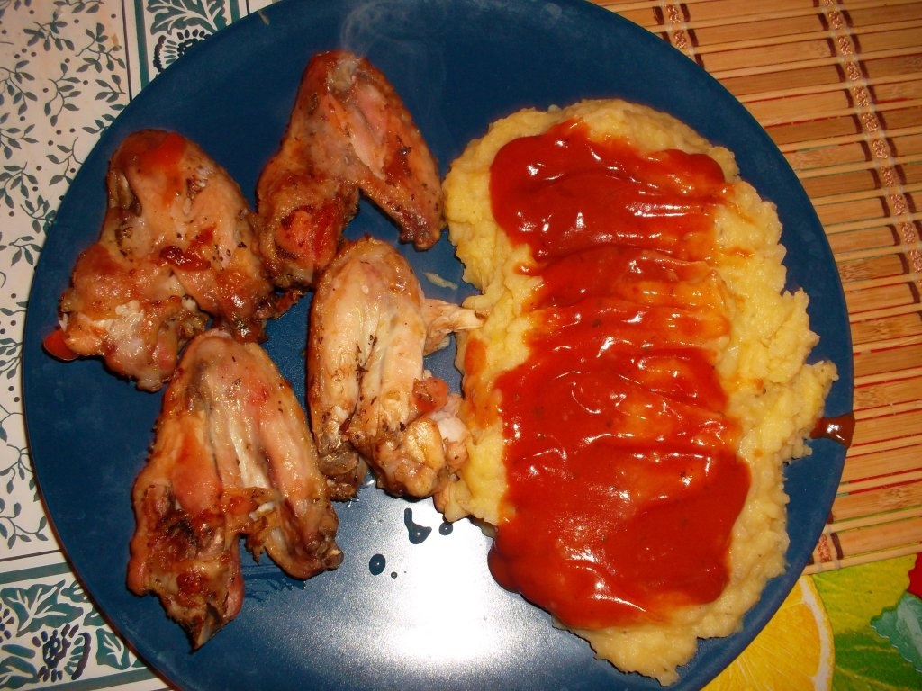 Pui intreg la cuptor cu piure de cartofi si sos de rosii