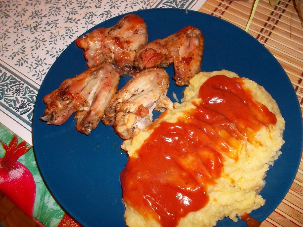 Pui intreg la cuptor cu piure de cartofi si sos de rosii