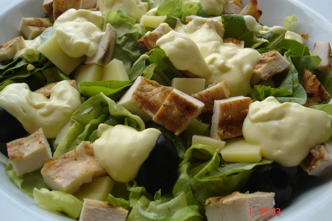 Salata verde cu pui si sos picant de iaurt