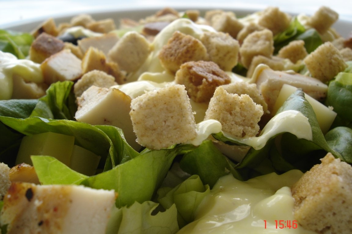 Salata verde cu pui si sos picant de iaurt