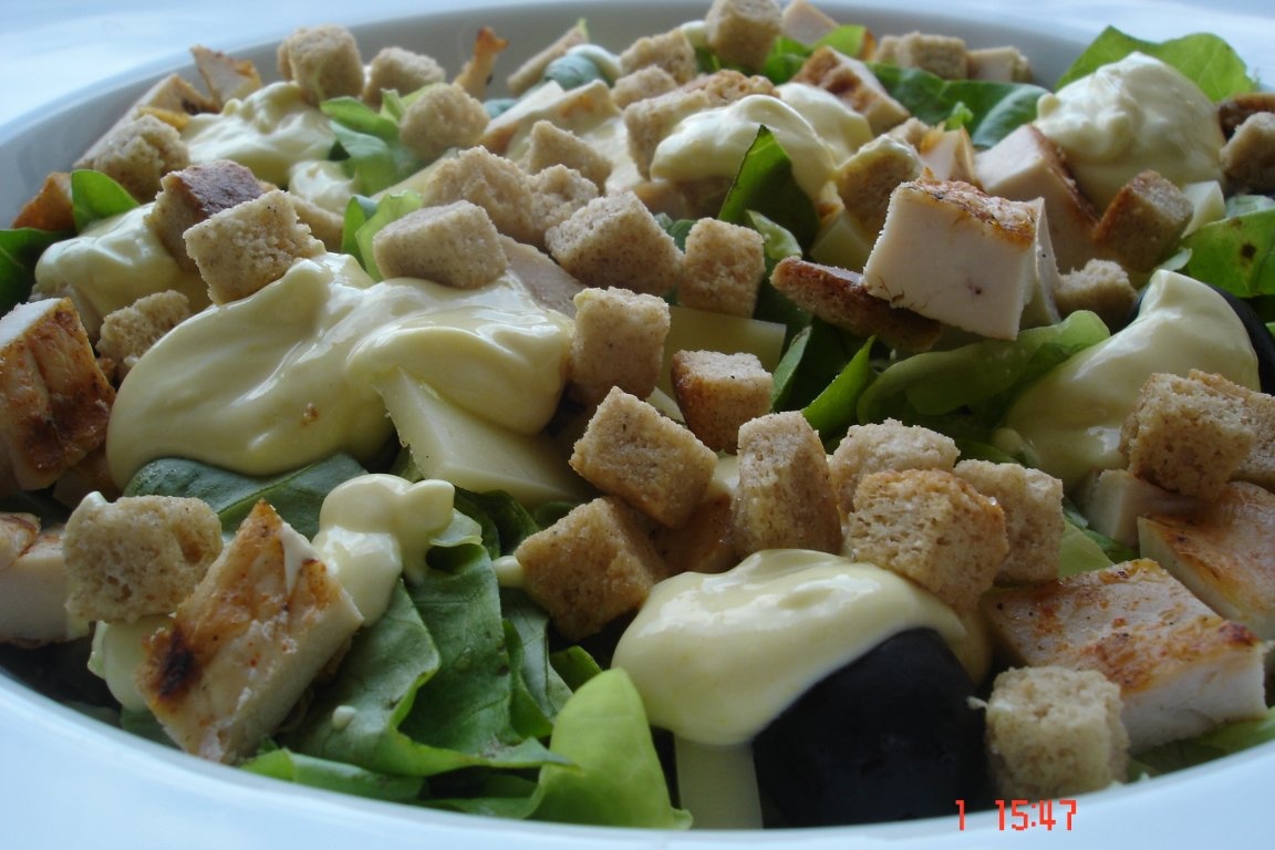 Salata verde cu pui si sos picant de iaurt