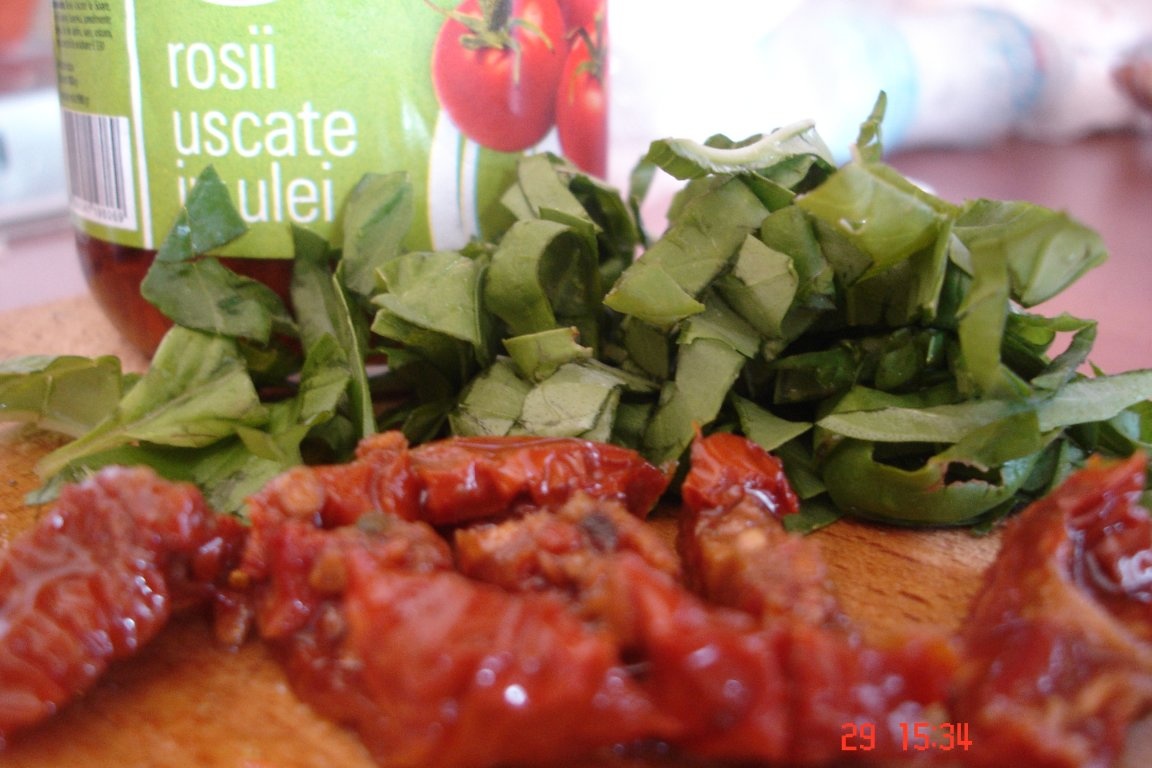 Salata de paste cu rosii uscate si busuioc