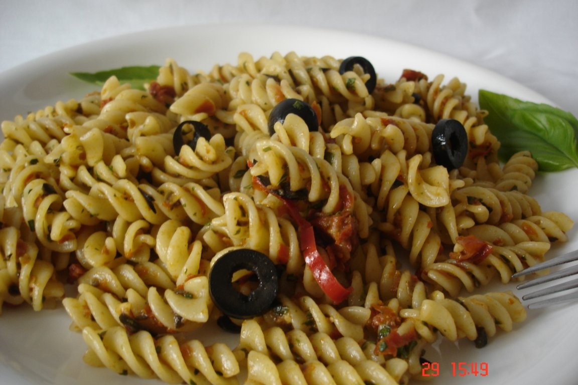 Salata de paste cu rosii uscate si busuioc