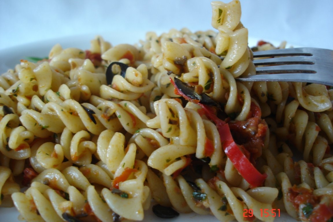 Salata de paste cu rosii uscate si busuioc