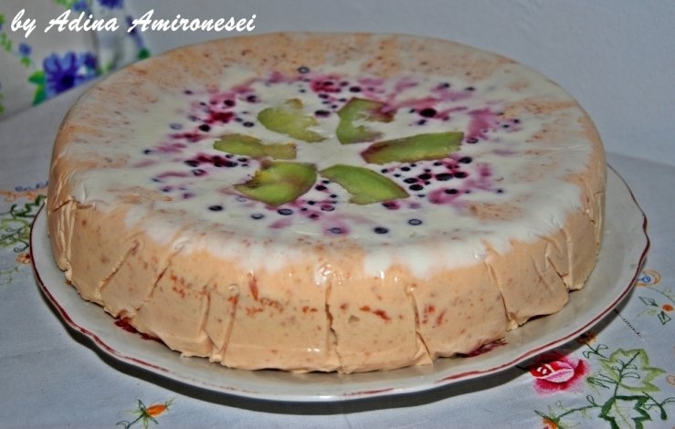 Tort cu caise rapid și răcoros