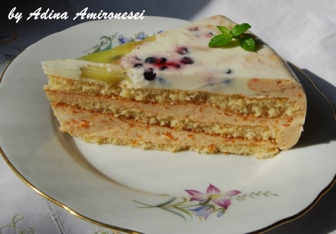 Tort cu caise rapid și răcoros