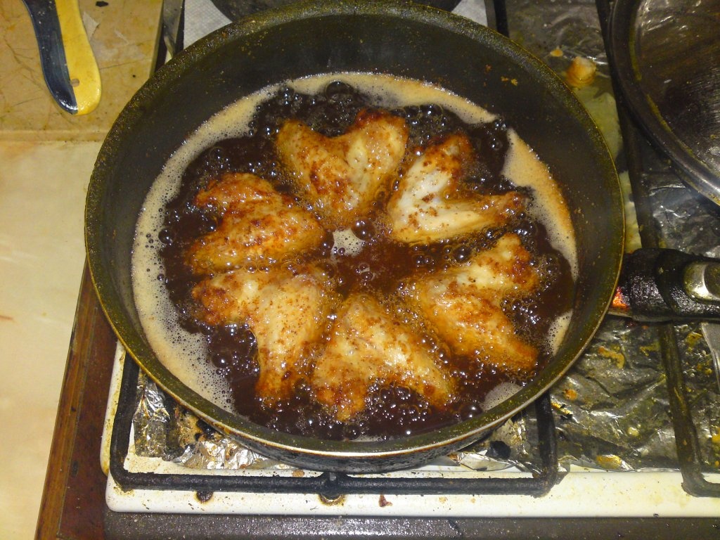 Aripioare prajite cu pesmet, garnitura de cartofi prajiti si pasta de usturoi