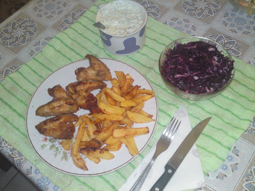 Aripioare prajite cu pesmet, garnitura de cartofi prajiti si pasta de usturoi