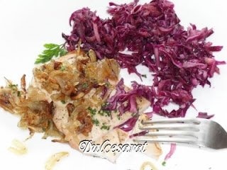 Piept de pui la gratar cu ceapa rumena si salata de varza rosie