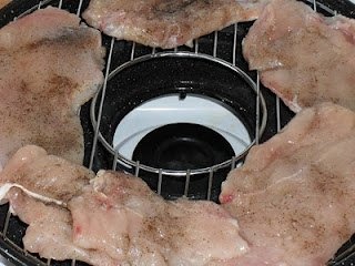 Piept de pui la gratar cu ceapa rumena si salata de varza rosie