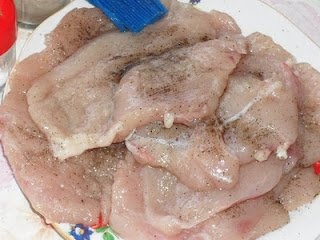 Piept de pui la gratar cu ceapa rumena si salata de varza rosie