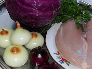 Piept de pui la gratar cu ceapa rumena si salata de varza rosie