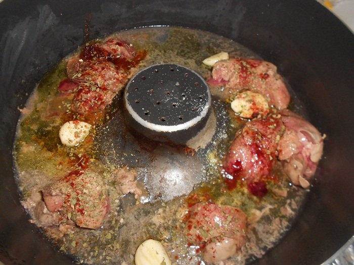 Ficat de pui cu usturoi si rosii cherry