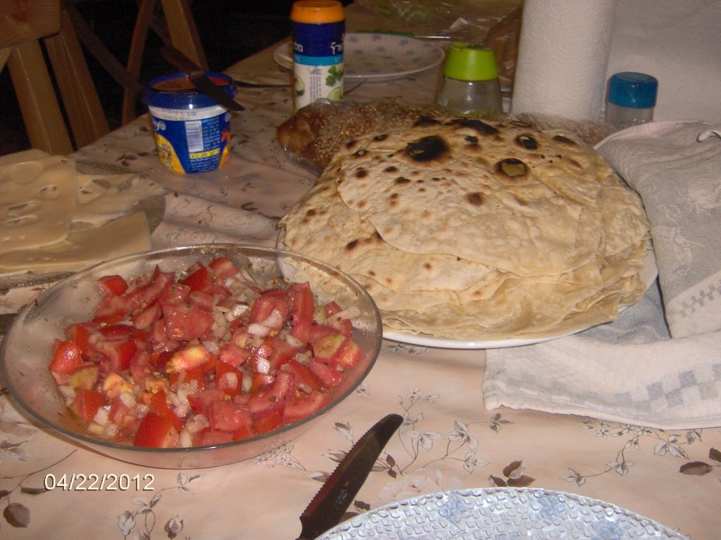 Tortii cu salata salsa si branza de capre