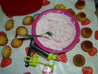 Savarine cu spuma de capsuni